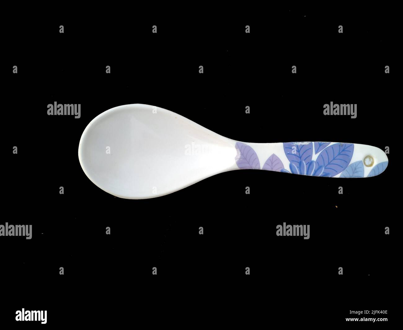 Großer Plastiklöffel isoliert auf schwarzem Hintergrund Stockfoto