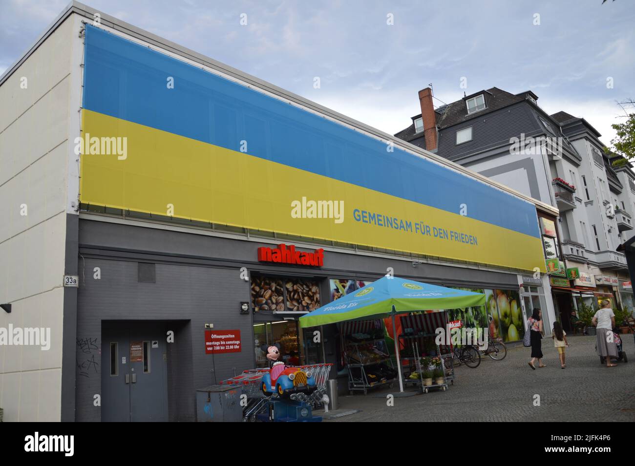 Berlin, Deutschland - 24. Juni 2022 - 'gemeinsam für den Frieden' - riesige ukrainische Flagge in der Drakestraße in Lichterfelde West. (Foto von Markku Rainer Peltonen) Stockfoto