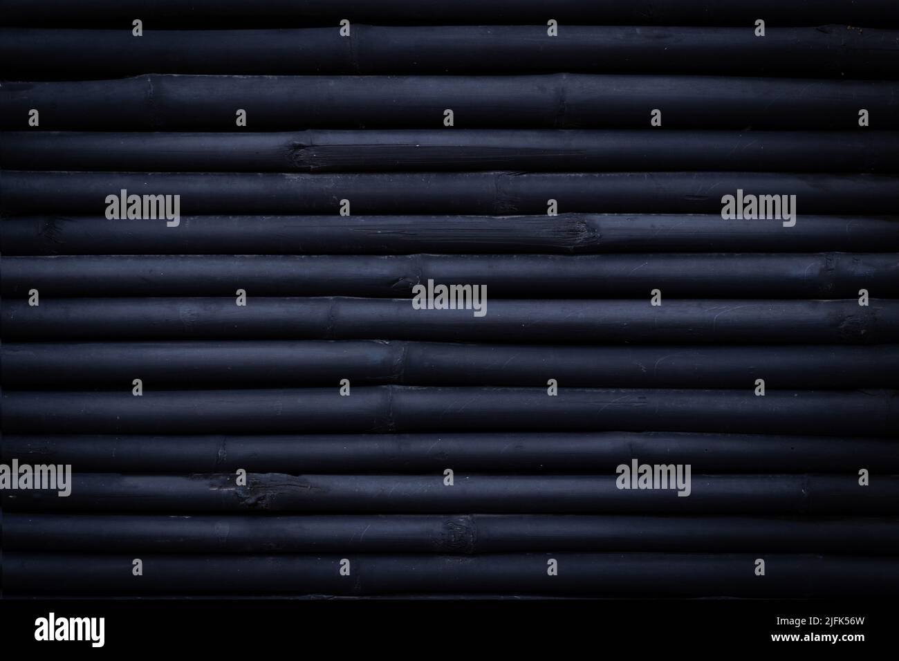 Schwarzer Bambus aus Holz horizontal für Hintergrundtextur. Stockfoto