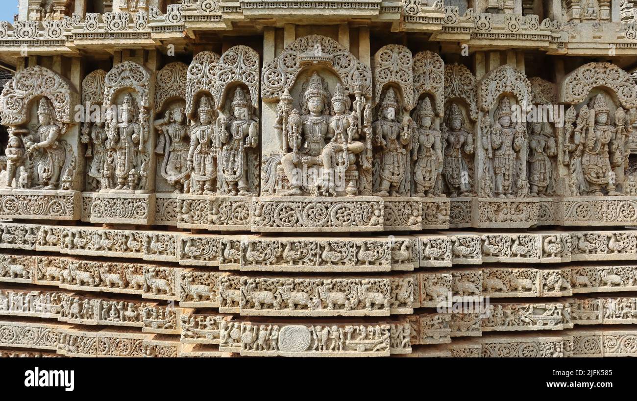 Skulpturen des hinduistischen Gottes und der Göttin auf Sri Lakshminarayana Tempel, Hosaholalu, Mandya, Karnataka, Indien. Stockfoto