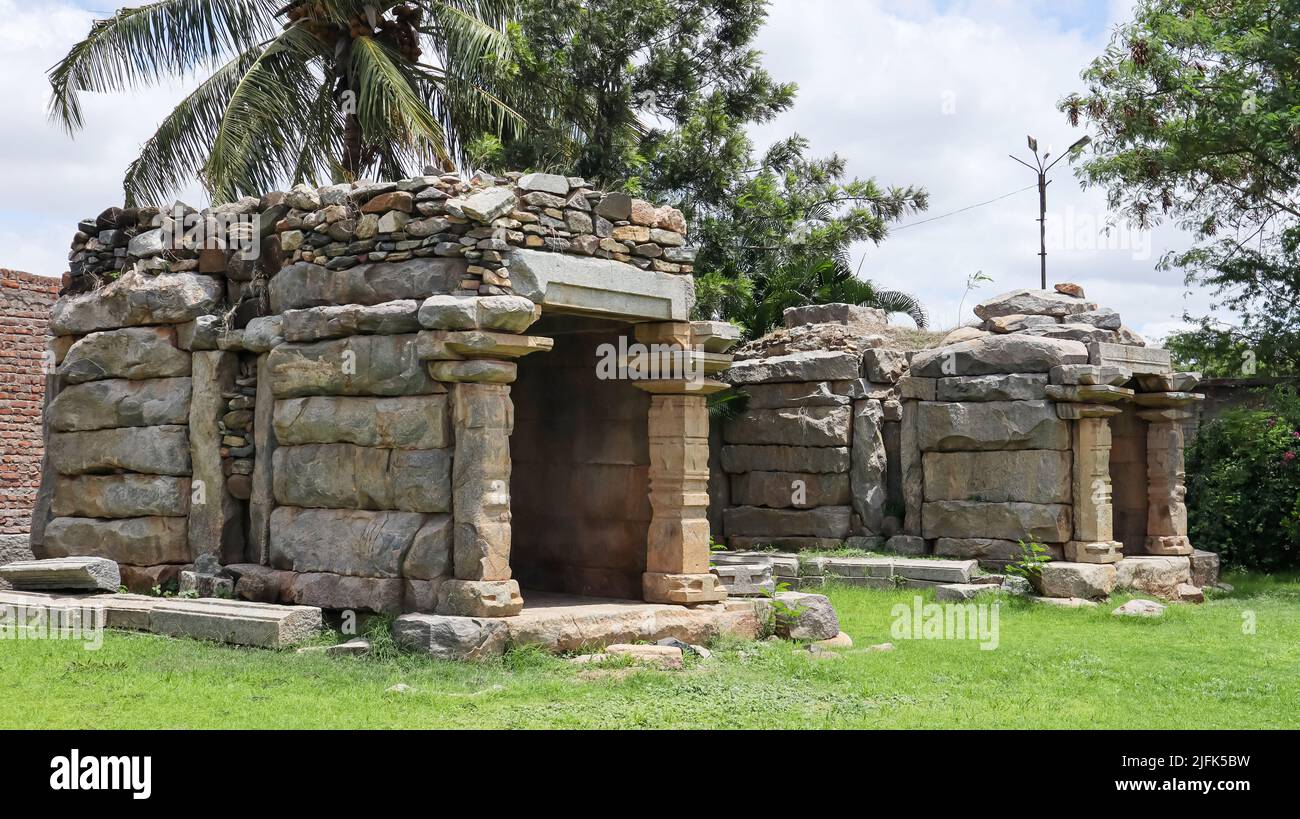 Gefallene gebrochene Tempel um den Mahadeva Tempel, Itagi, Koppal, Karnataka, Indien. Stockfoto