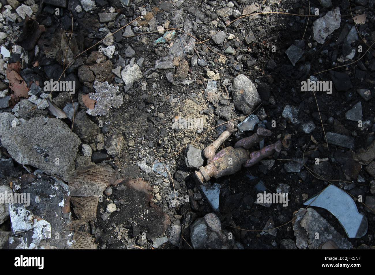 3. Juli 2022, Jakarta, Jakarta Capital Special Region, Indonesien: Überreste von verbranntem Kinderspielzeug in den Trümmern eines Wohnhausbrands am ehemaligen Standort des Feuers im Kampung Pasar Gembrong Gebiet, Ost-Jakarta, Indonesien. Die Provinzregierung der Region der Sonderhauptstadt Jakarta hat mit der Revitalisierung von Wohngebieten am ehemaligen Standort des Feuers im Dorf Pasar Gembrong, Ost-Jakarta, Indonesien, begonnen. Das Dorf Pasar Gembrong, das Kampung Gembira Gembrong genannt wird, hat insgesamt 136 Gebäude. Diese werden später auf einer Fläche von 1.200 Quadratmetern gebaut Stockfoto