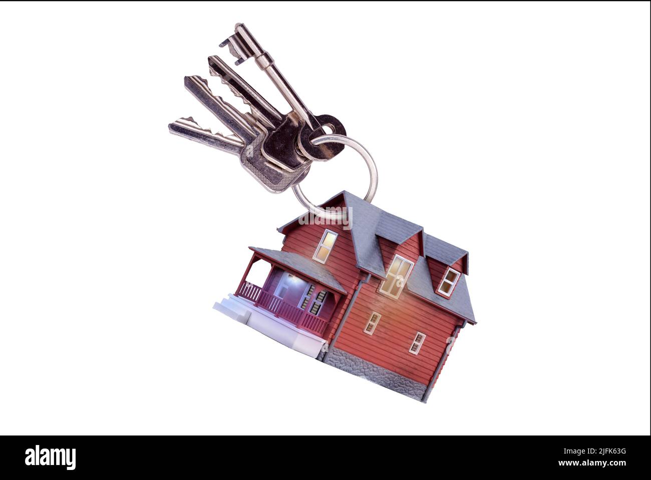 Spielzeughaus auf Schlüsselanhänger mit Schlüsseln zu einem Haus isoliert auf weißem Hintergrund Stockfoto