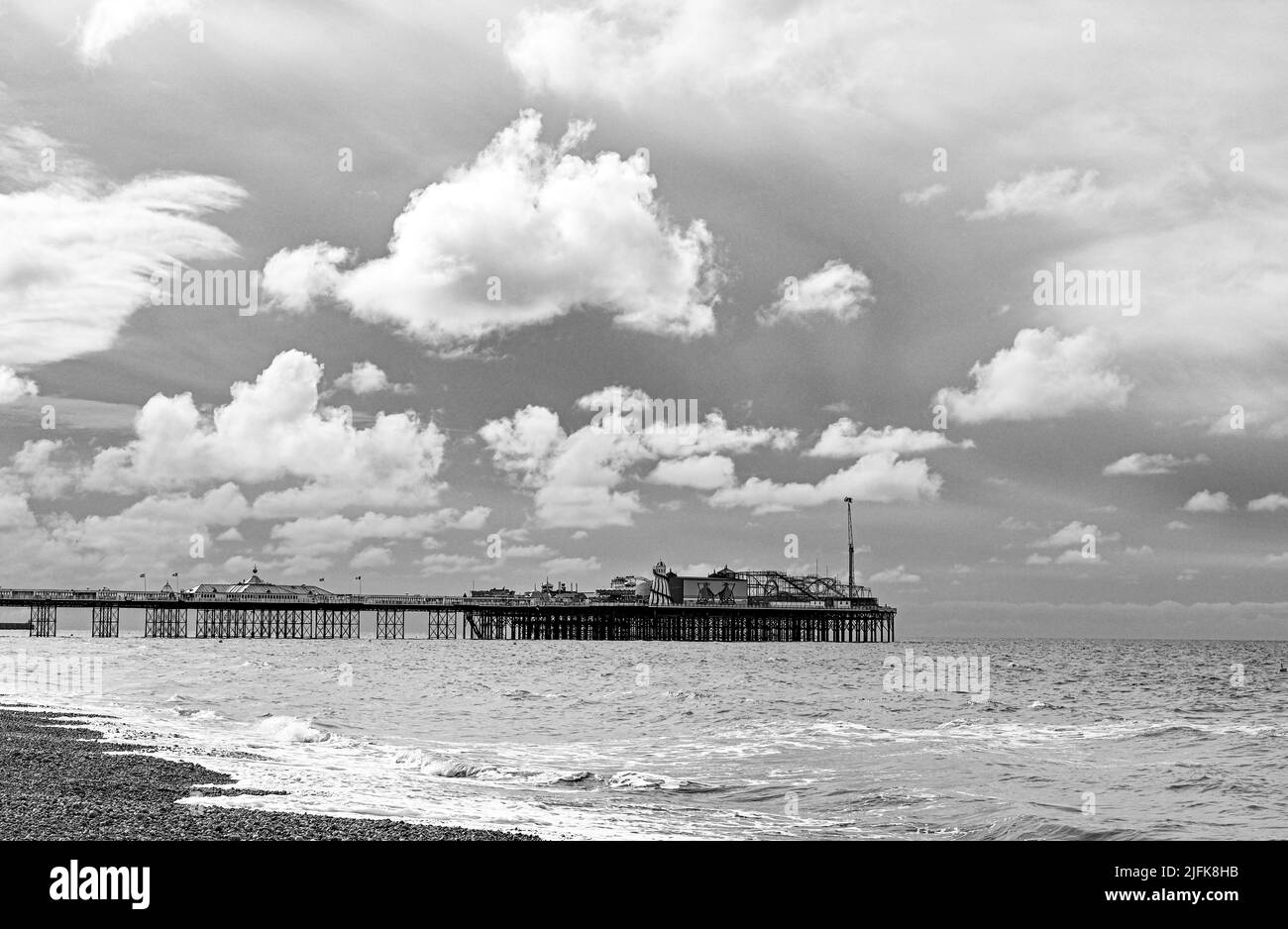 Brighton UK 2022 - Dunkle Wolken und Sonnenschein über Brighton Palace Pier Sussex, England Stockfoto