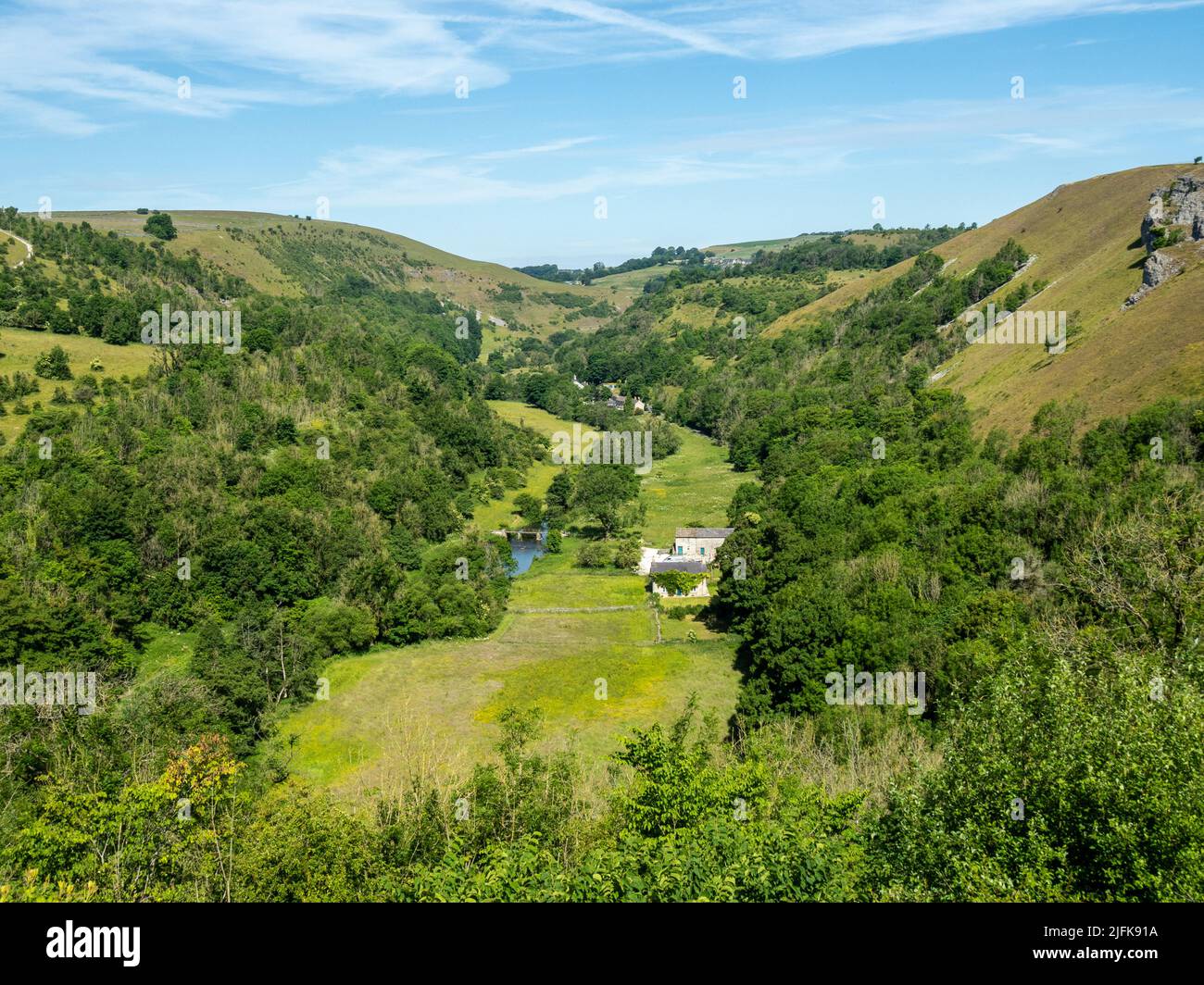 Genießen Sie den Blick auf Monsal Dale im Sommer vom Aussichtspunkt Monsal Head, Peak District, Derbyshire, Großbritannien Stockfoto