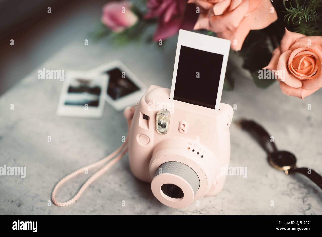 Die rosafarbene Instant-Kamera mit leeren Instant-Filmen. Stockfoto