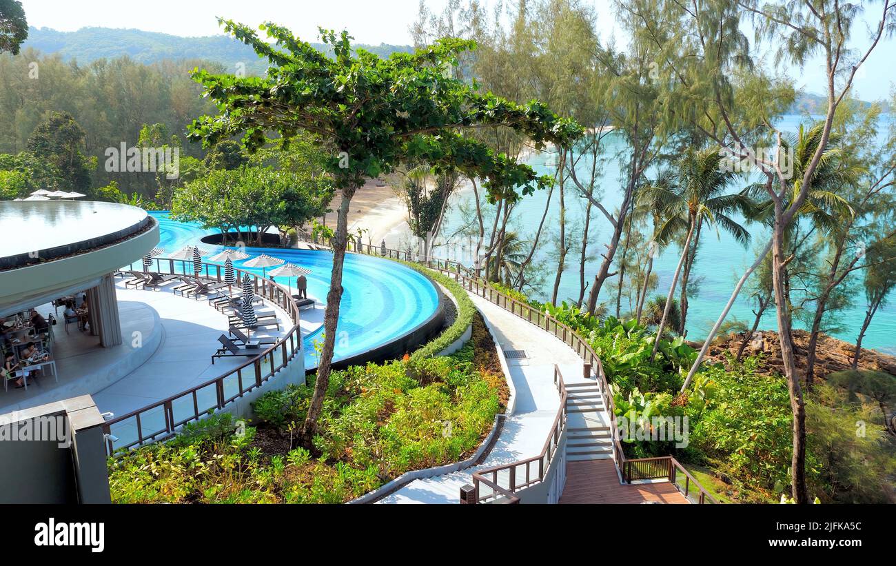 Luxuriöses tropisches Resort mit Meerblick. Konzept von Reise, Reise und Sommerurlaub in Thailand. Modernes Hotel mit Swimmingpool und Restaurant Stockfoto
