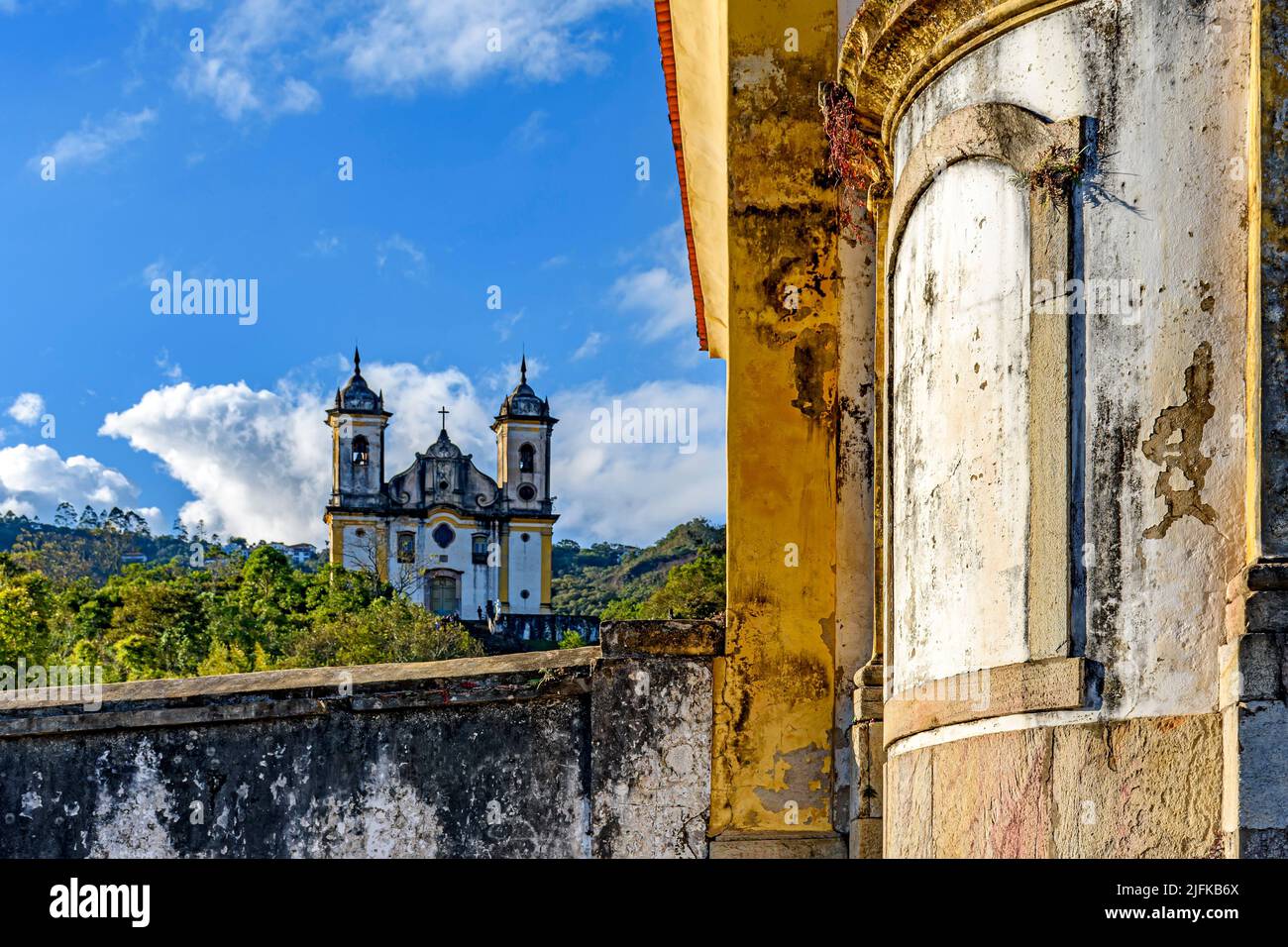 Blick auf barocke Kirchen in der Stadt Ouro Preto, Minas Gerais. Stockfoto