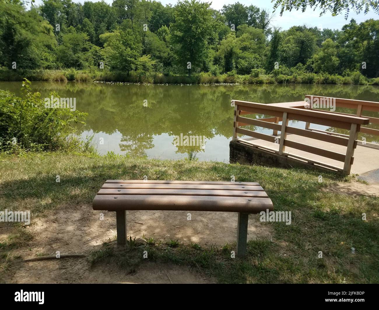 Bank mit blick auf teich Fotos und Bildmaterial in hoher Auflösung