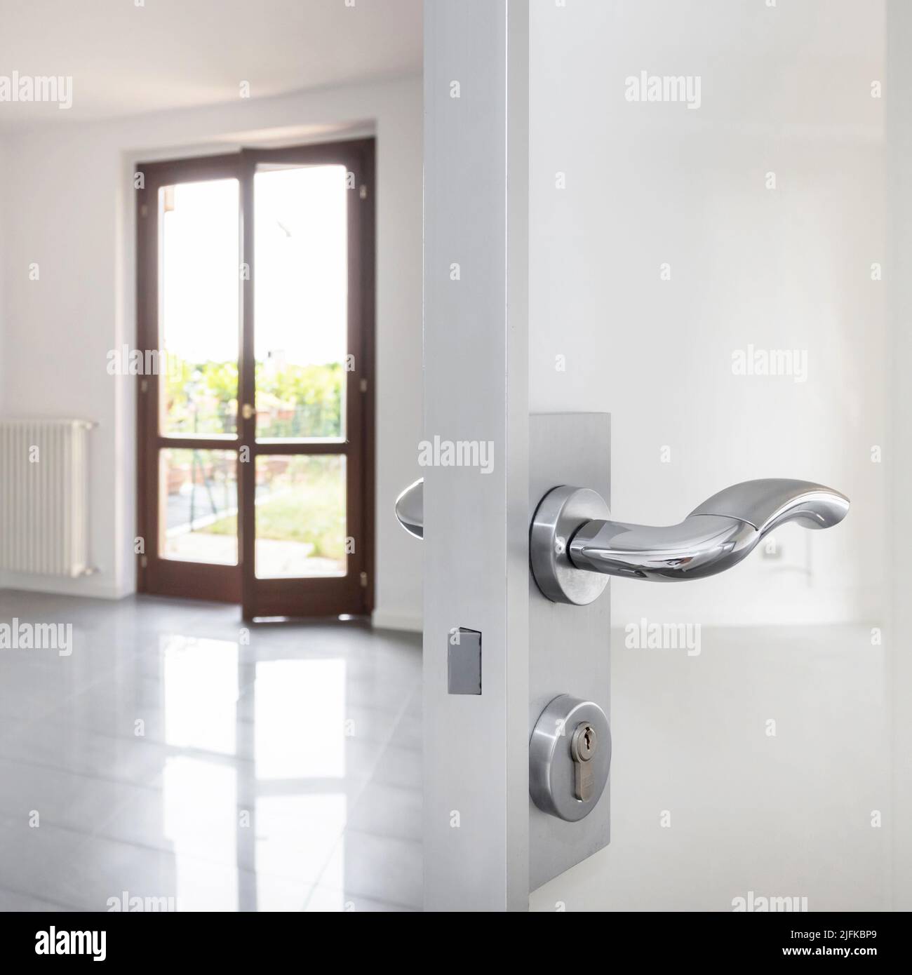 Moderner Türknauf in der Nähe des Wohnzimmers, Hauskonzept neu. Immobilien. Stockfoto