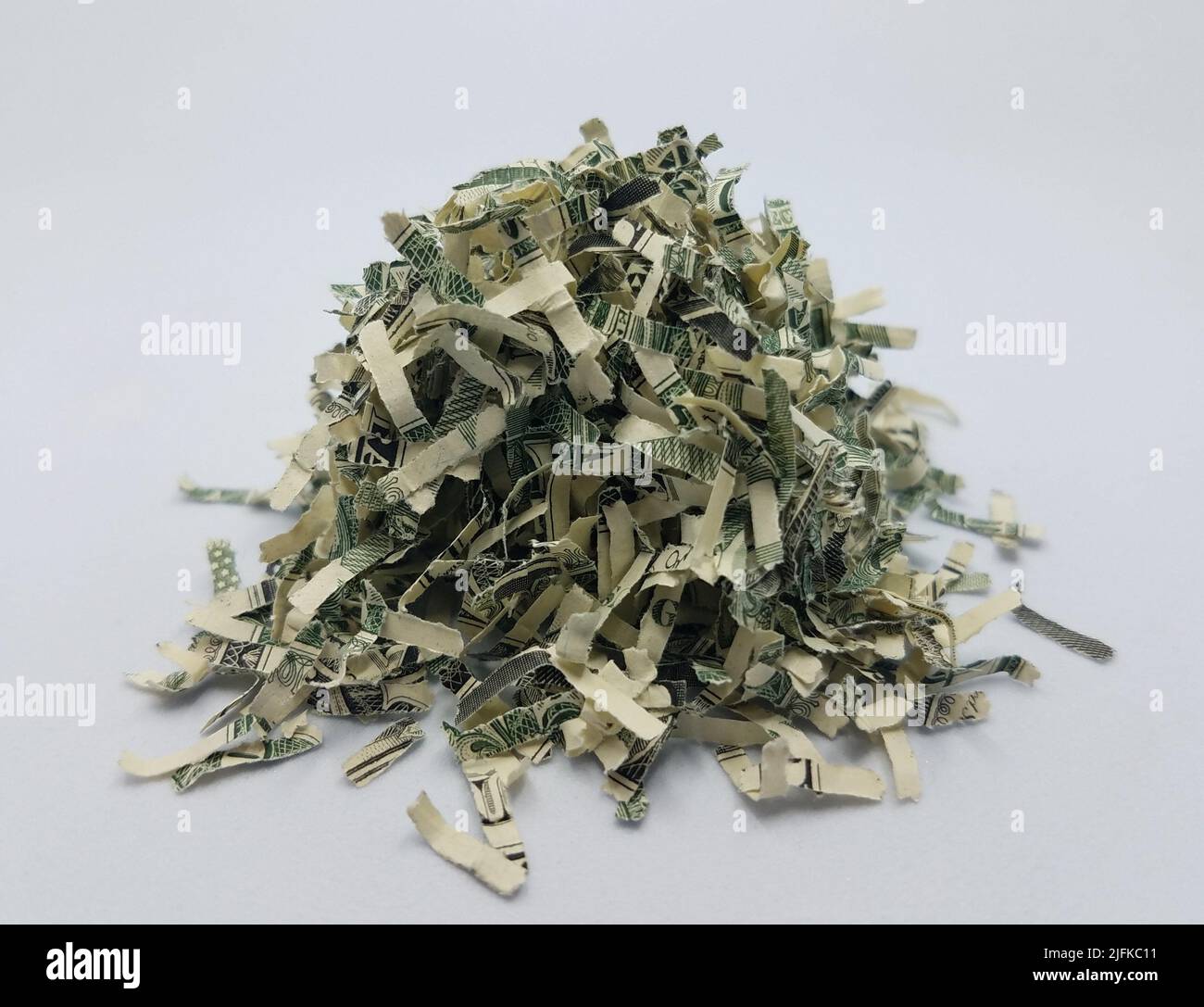 Stapel von geschreddert oder zerstört US-Geld auf weißem Hintergrund. Stockfoto