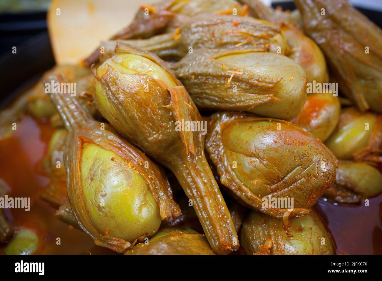 Almagro gebeizt Auberginen. Köstliche eingelegte Snack angezeigt Plastikkorb. Stockfoto