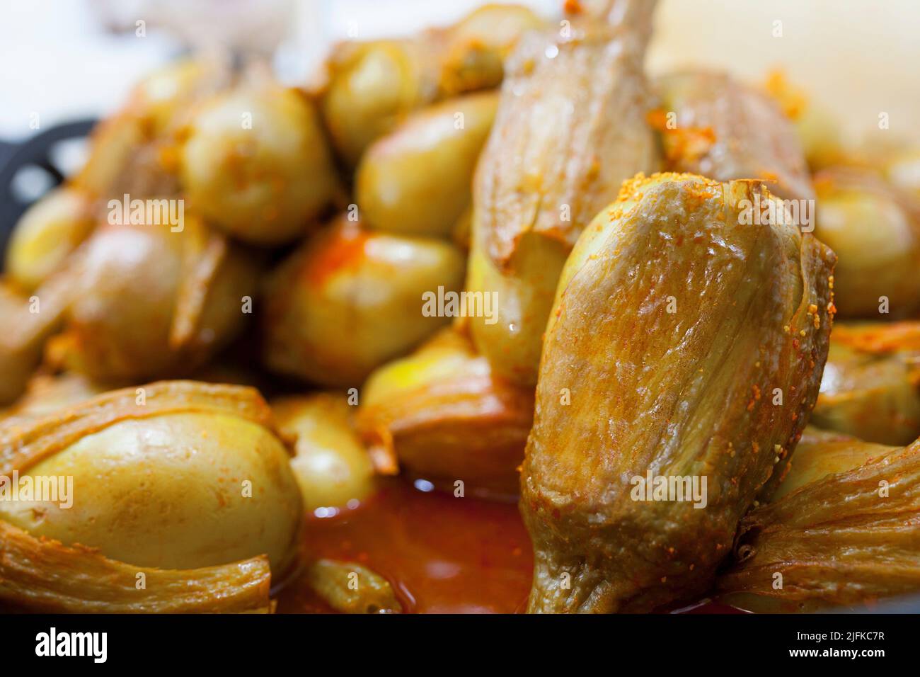 Almagro gebeizt Auberginen. Köstliche eingelegte Snack angezeigt Plastikkorb. Stockfoto