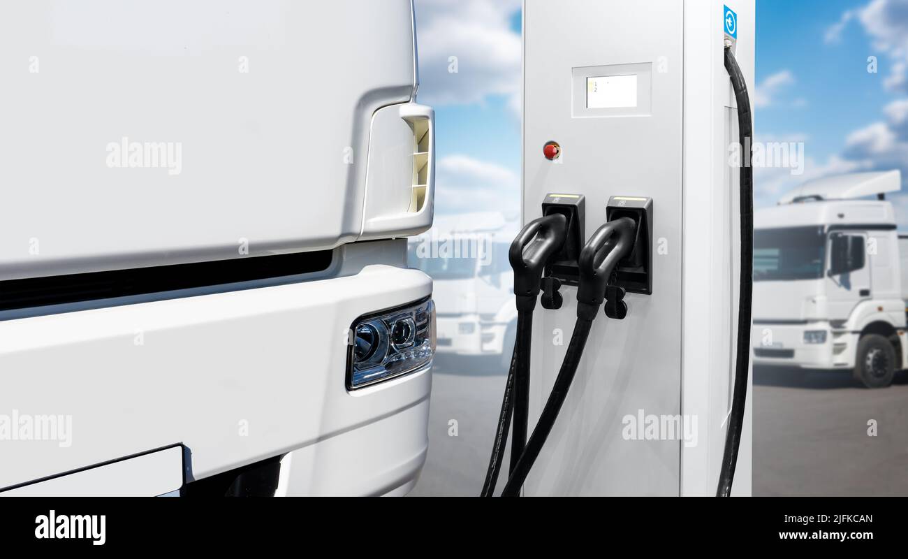 Elektrofahrzeug mit Ladestation. Konzept Stockfoto