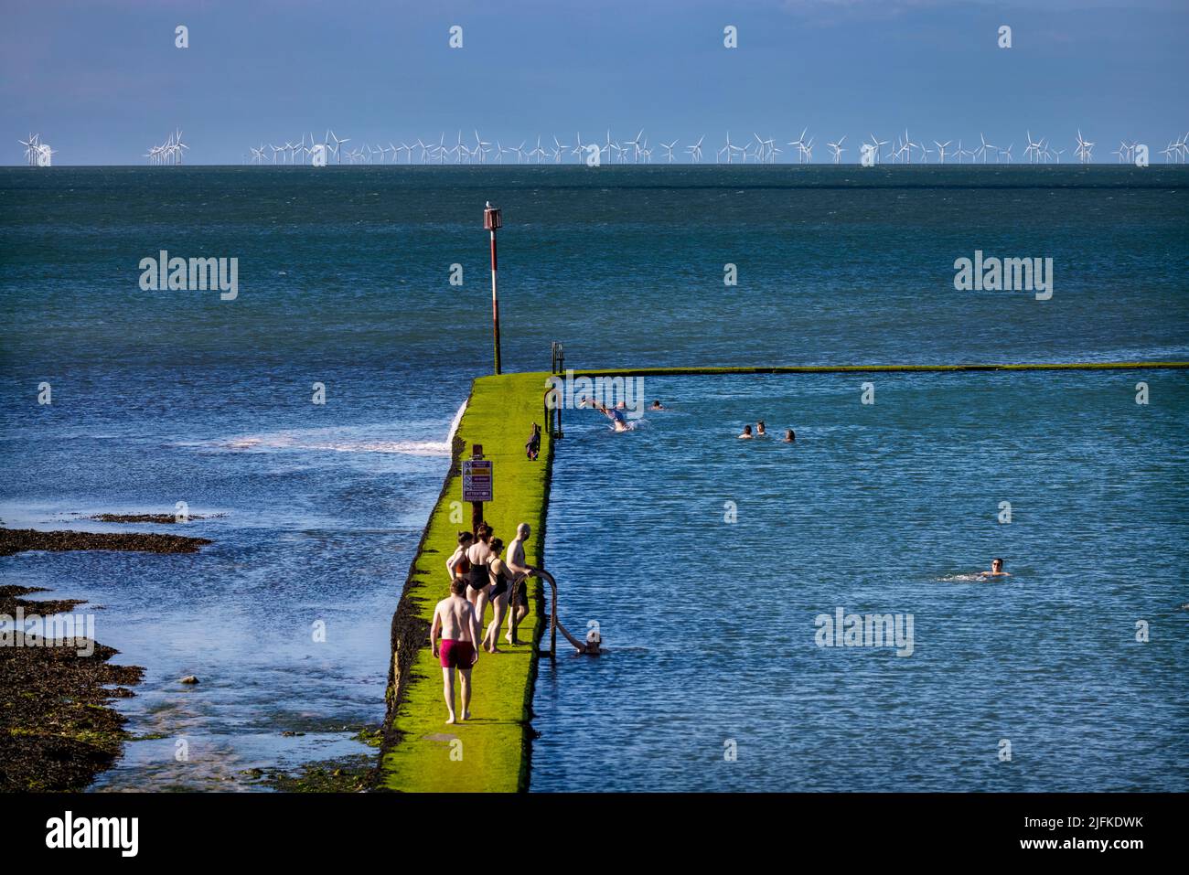 Foto-Shows: Schönes Wochenend-Wetter in Margate, als Badegäste den Walpole Bay Gezeitenpool nutzten. Schleichend entlang der rutschigen Moos beladen Themse Es Stockfoto