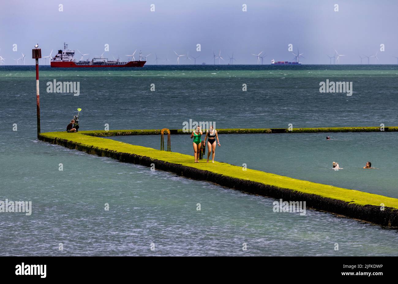 Foto-Shows: Schönes Wochenend-Wetter in Margate, als Badegäste den Walpole Bay Gezeitenpool nutzten. Schleichend entlang der rutschigen Moos beladen Themse Es Stockfoto