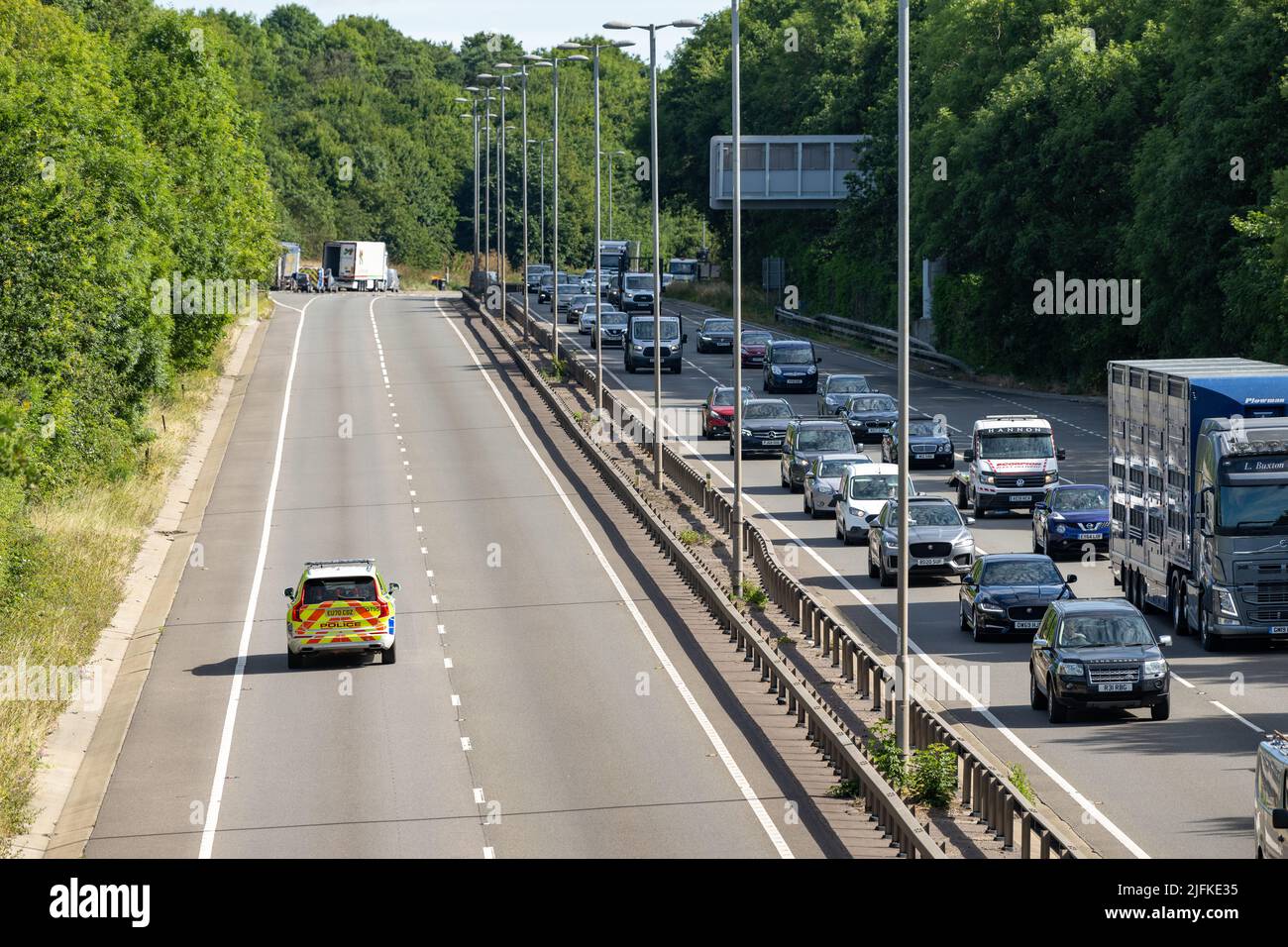 Brentwood, Essex, Großbritannien. 4.. Juli 2022 Demonstranten über Kraftstoffpreise verursachen große Verkehrsstaus auf der A12 in Brentwood Essex als Teil eines nationalen Protests gegen Kraftstoffpreiserhöhungen Kredit: Ian Davidson/Alamy Live News Stockfoto