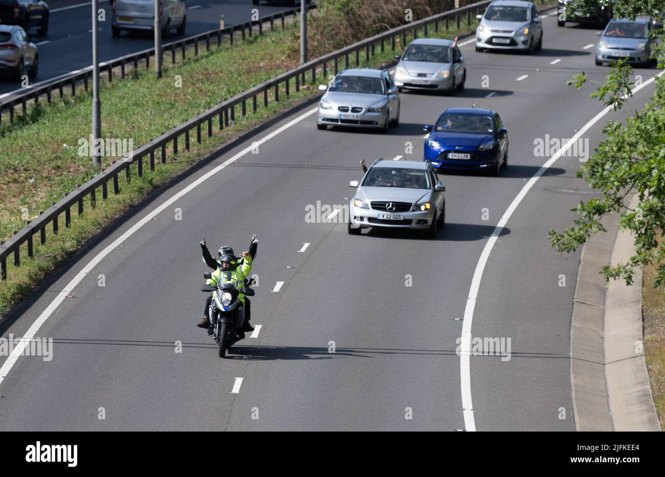 Brentwood, Essex, Großbritannien. 4.. Juli 2022 Demonstranten über Kraftstoffpreise verursachen große Verkehrsstaus auf der A12 in Brentwood Essex als Teil eines nationalen Protests gegen Kraftstoffpreiserhöhungen Kredit: Ian Davidson/Alamy Live News Stockfoto