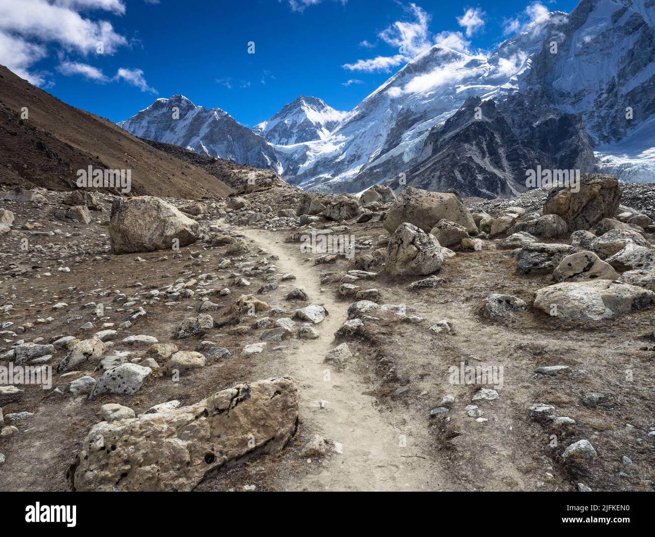 Blick von oben auf den Gorak Shep in Richtung Khumbutse (6636m) (l), Changtse (7543m) (m) und Westschulter (r). Stockfoto
