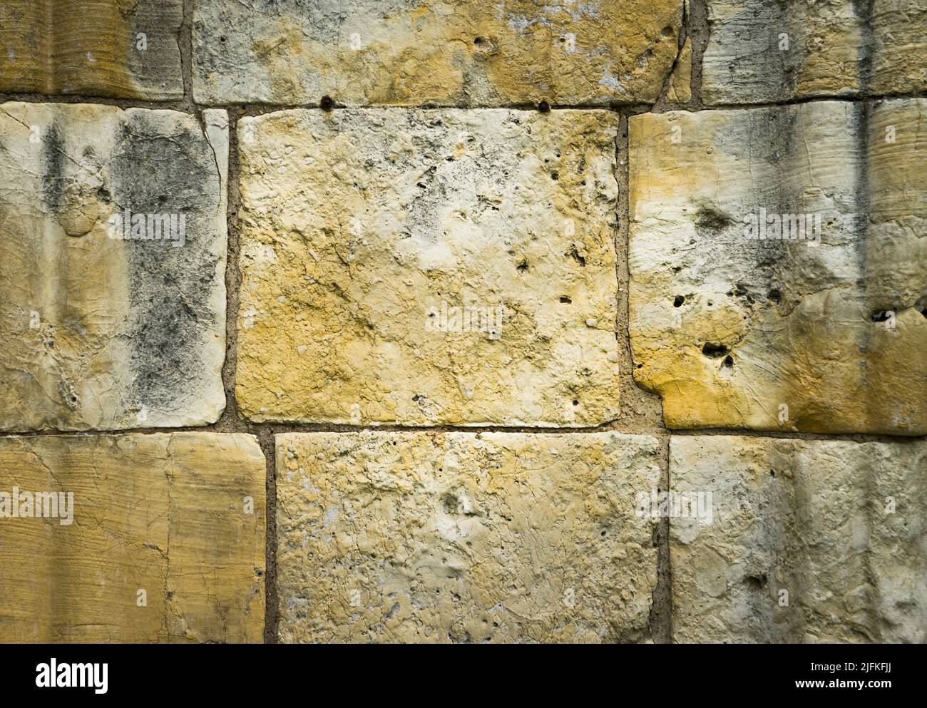 Große Steinmauer eines alten Gebäudes, mit viel Textur und warmen Tönen, als Schablone oder als Hintergrund verwendet werden. Stockfoto Große Steinmauer eines alten Gebäudes, mit viel Textur und warmen Tönen, als Schablone oder als Hintergrund verwendet werden. Stockfoto