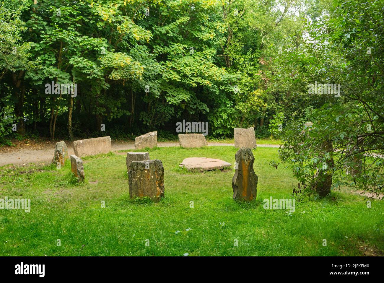 Megalithische Überreste mit Steinen im Kreis auf einer Waldlichtung in der Grafschaft Wexford, Irland. Stockfoto