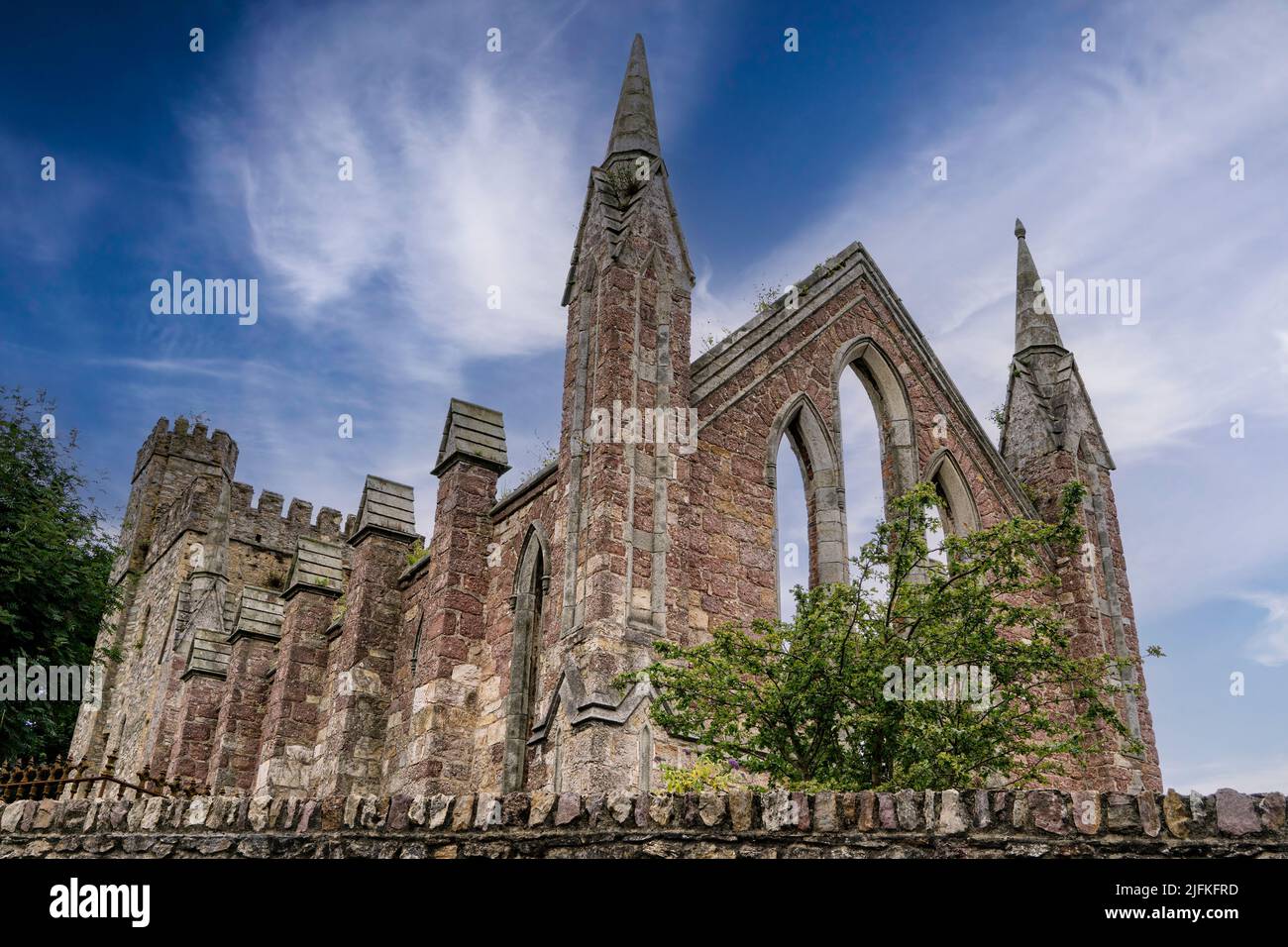 Vorder- und perspektivische Ansicht der Ruinen einer alten gotischen Kirche in der irischen Stadt Wexford mit blauem Himmel und weißen Wolken. Stockfoto Vorder- und perspektivische Ansicht der Ruinen einer alten gotischen Kirche in der irischen Stadt Wexford mit blauem Himmel und weißen Wolken. Stockfoto