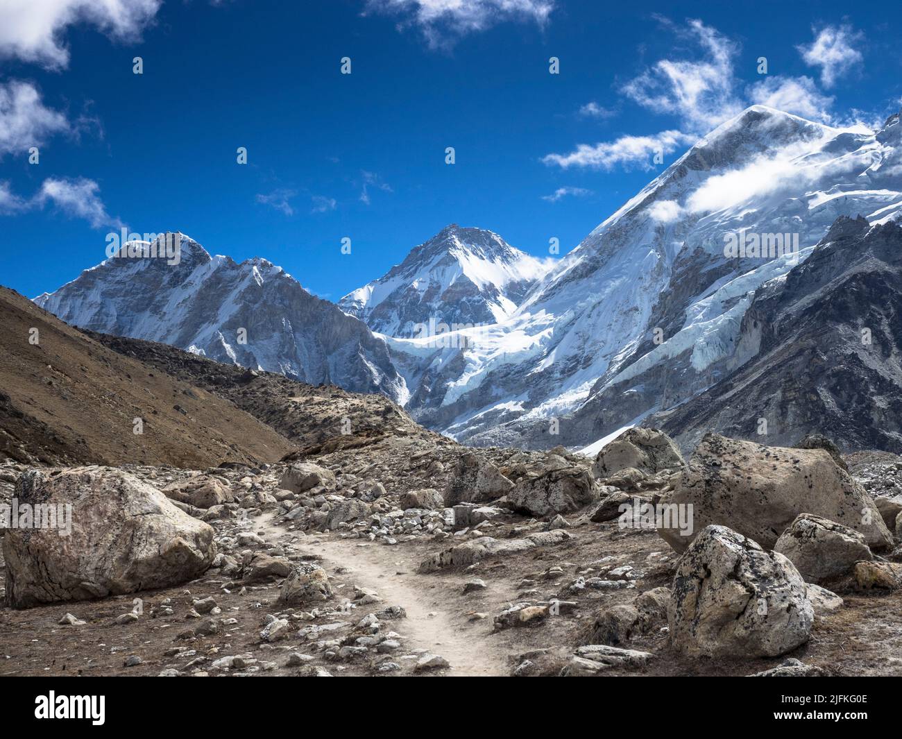 Khumbutse (6636m) (l), Changtse (7543m) (m) und die Westschulter (r) von oberhalb von Gorak Shep. Stockfoto