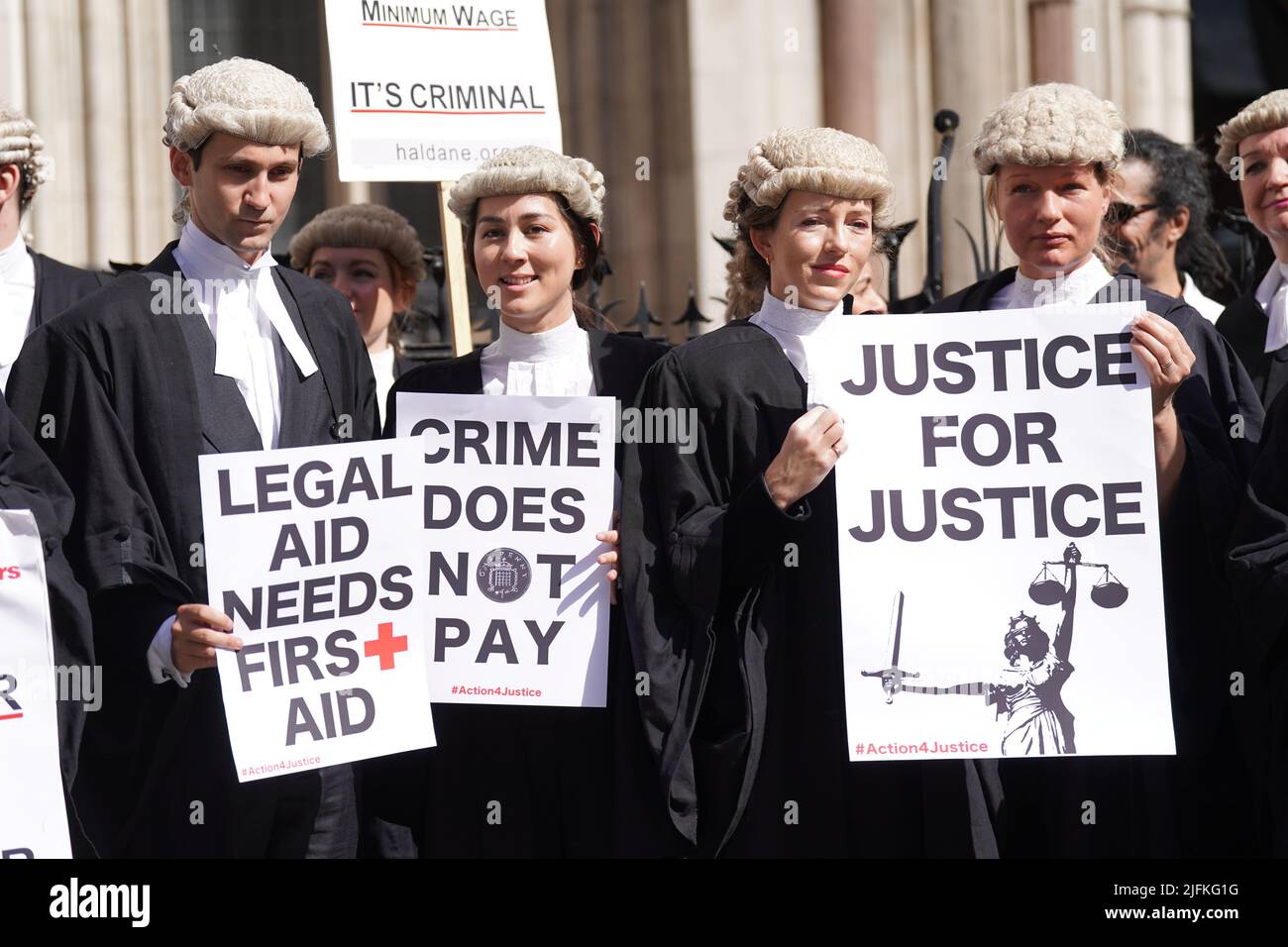 Vor den Royal Courts of Justice in London versammeln sich die Baristers der Strafverteidigung, um die laufenden Maßnahmen der Criminal Bar Association (CBA) zu unterstützen, die gegen die von der Regierung festgelegten Gebühren für Rechtshilfeanfechtungen eingeleitet wurden. Bilddatum: Montag, 4. Juli 2022. Stockfoto