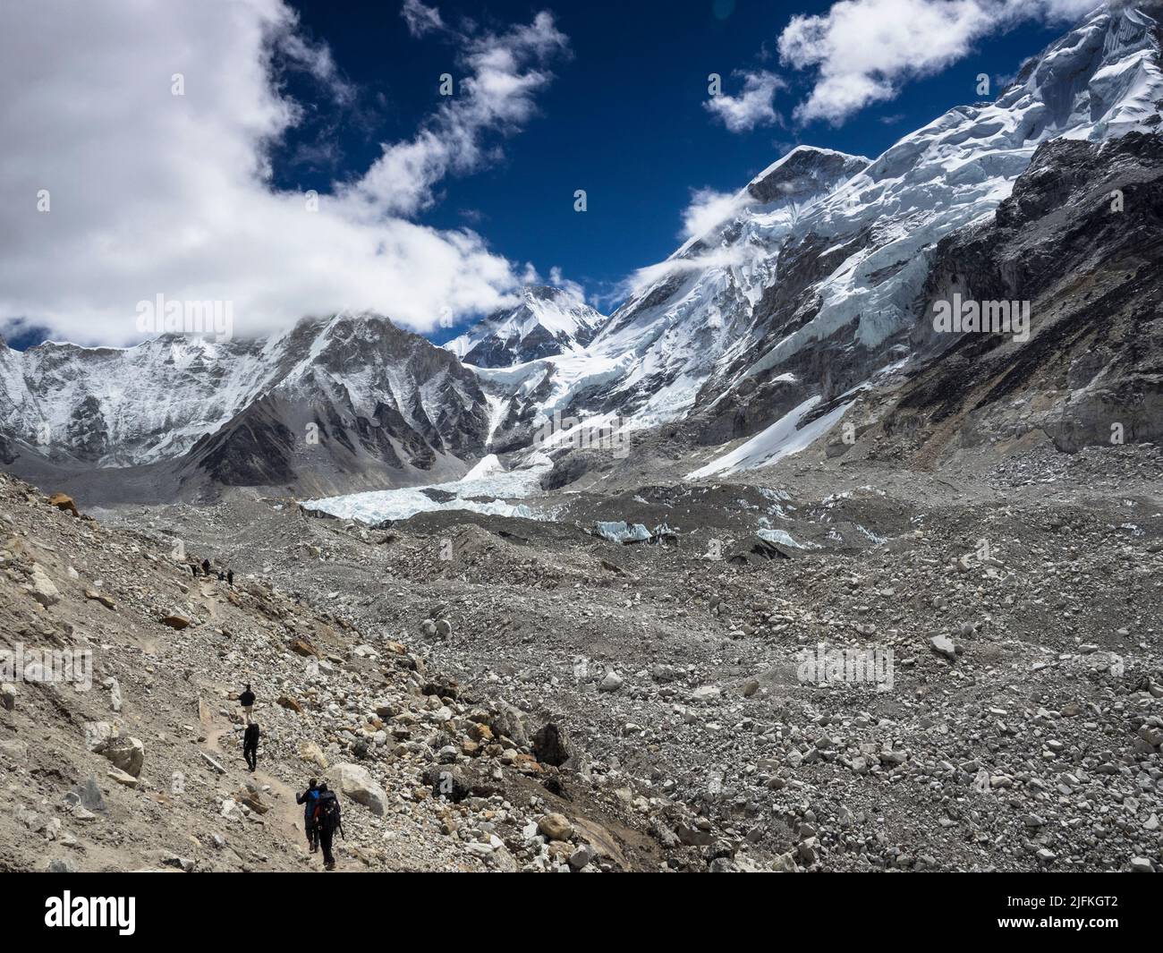 Trekker auf der Route zum Everest Base Camp entlang der Moräne des Khumbu-Gletschers oberhalb von Gorak Shep. Stockfoto