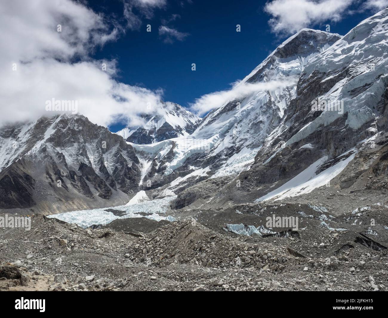 Khumbutse (6636m) (l), Changtse (7543m) und West Shoulder Tower über dem Khumbu-Gletscher auf der Everest Base Camp Route. Stockfoto