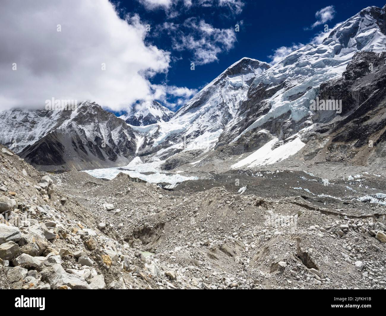 Khumbutse (6636m) (l), Changtse (7543m), West Shoulder und der Nuptse Ridge Tower über dem Khumbu-Gletscher auf der Everest Base Camp Route. Stockfoto