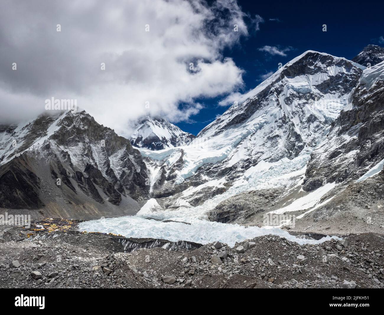 Everest-Basislager beim Khumbu-Eisbruch unter Khumbutse (6636m). Die schwarze Gipfelpyramide des Everest (8849m) ist weit sichtbar right.beyond die Westschulter. Stockfoto