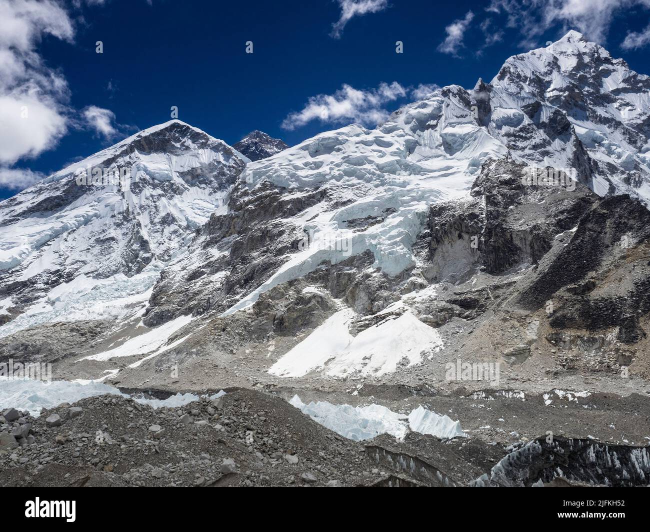 Die Westschulter, Everest (8849m) (hinten) und Nuptse Nup II (7732m) oberhalb des Khumbu-Gletschers nahe dem Basislager. Stockfoto