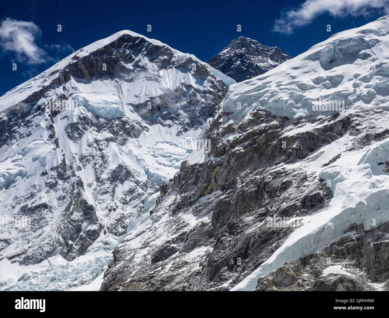 Die schwarze Gipfelpyramide des Mount Everest (8849m) hinter der West Shoulder und Nuptse über dem Khumbu-Gletscher Stockfoto