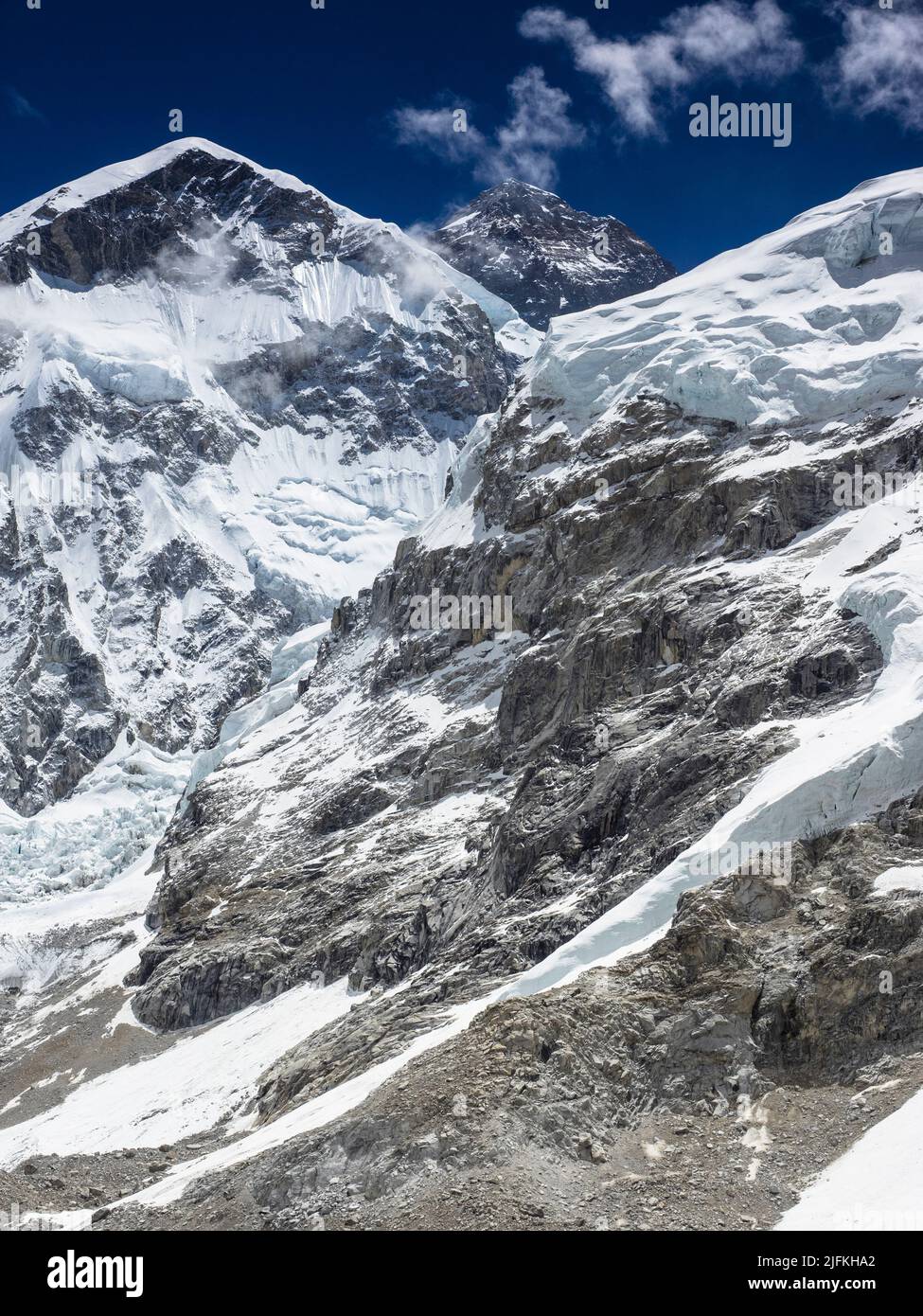 Die schwarze Gipfelpyramide des Mount Everest (8849m) hinter der Westschulter. Über dem Khumbu-Gletscher Stockfoto