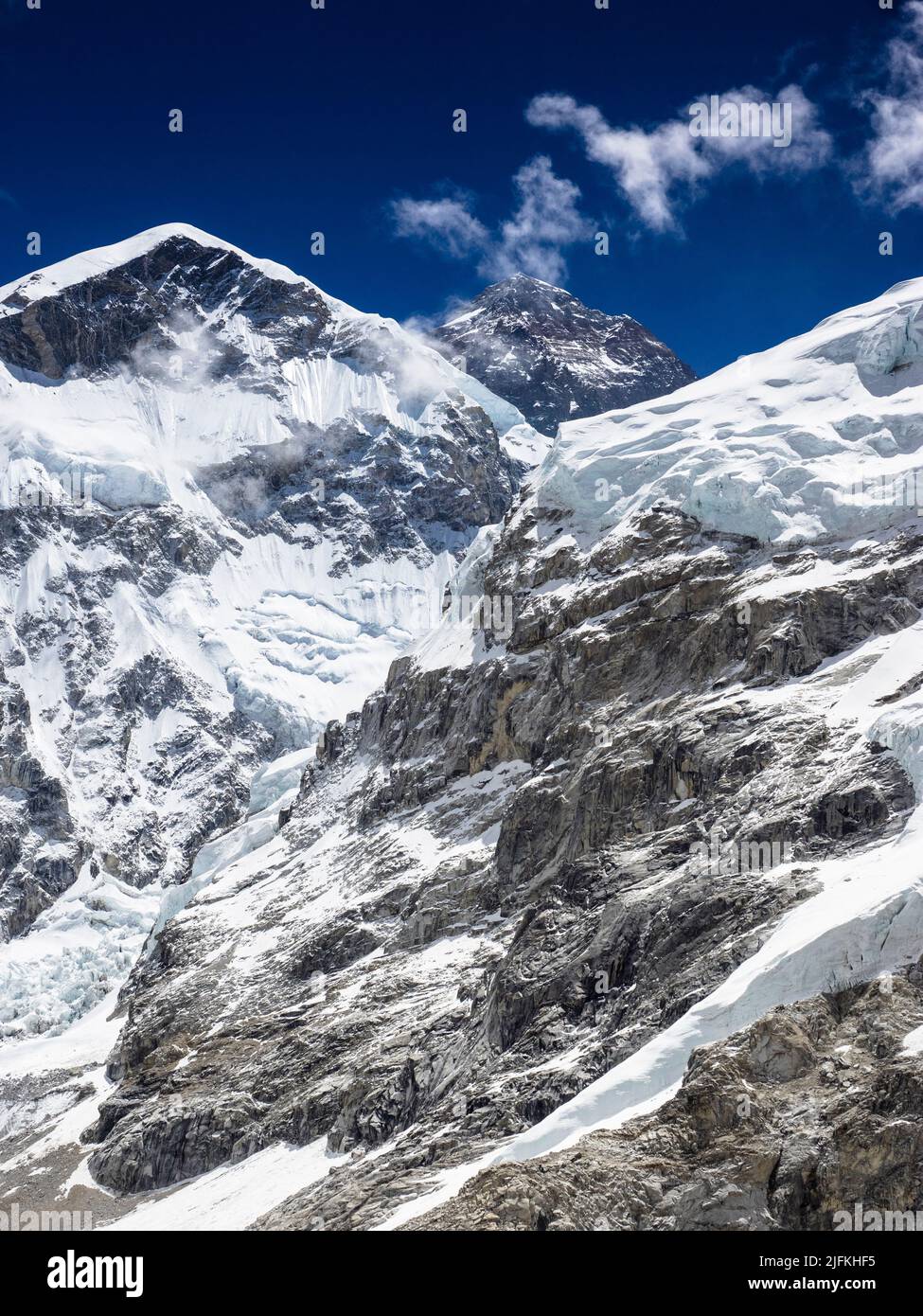 Die schwarze Gipfelpyramide des Mount Everest (8849m) hinter der Westschulter. Über dem Khumbu-Gletscher Stockfoto