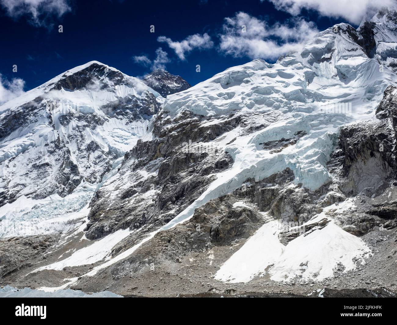 Die schwarze Gipfelpyramide des Mount Everest (8849m) hinter der West Shoulder und Nuptse über dem Khumbu-Gletscher Stockfoto