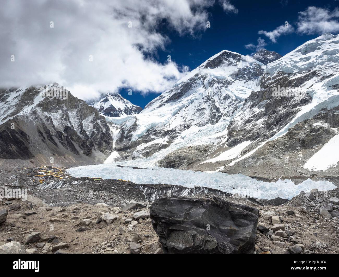 Die gelben Zelte des Everest-Basislagers liegen am Rand des Khumbu-Eisbruchs unter Khumbutse (6636m) (l), Changtse (7543m) und West Shoulder (r). Stockfoto