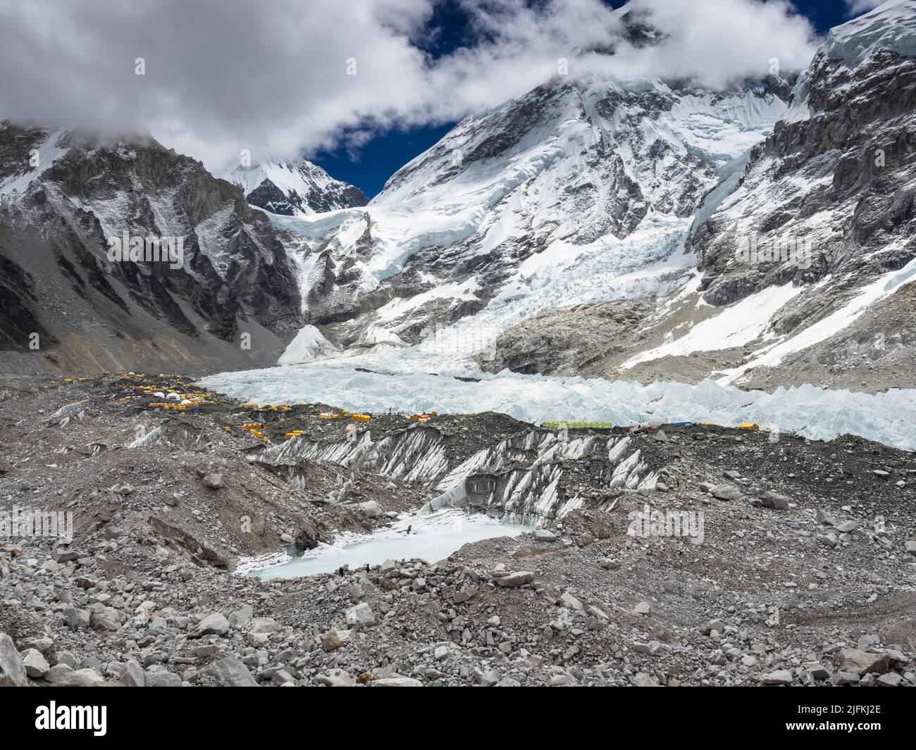 Die gelben Zelte des Everest-Basislagers am Rande des Khumbu-Eisbruchs als niedrige Maiwolken umhüllen Khumbutse (6636m) (l) und die Westschulter (r). Stockfoto