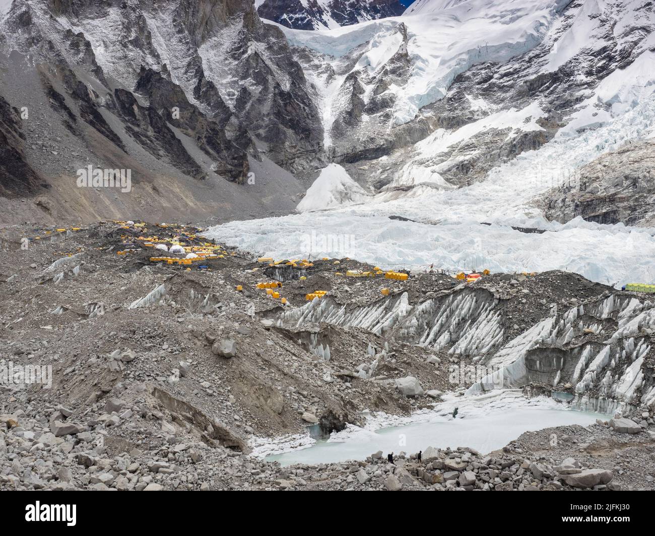 Die farbigen Zelte des Everest Base Camps befinden sich am Rand des Khumbu-Eisbruchs. Stockfoto