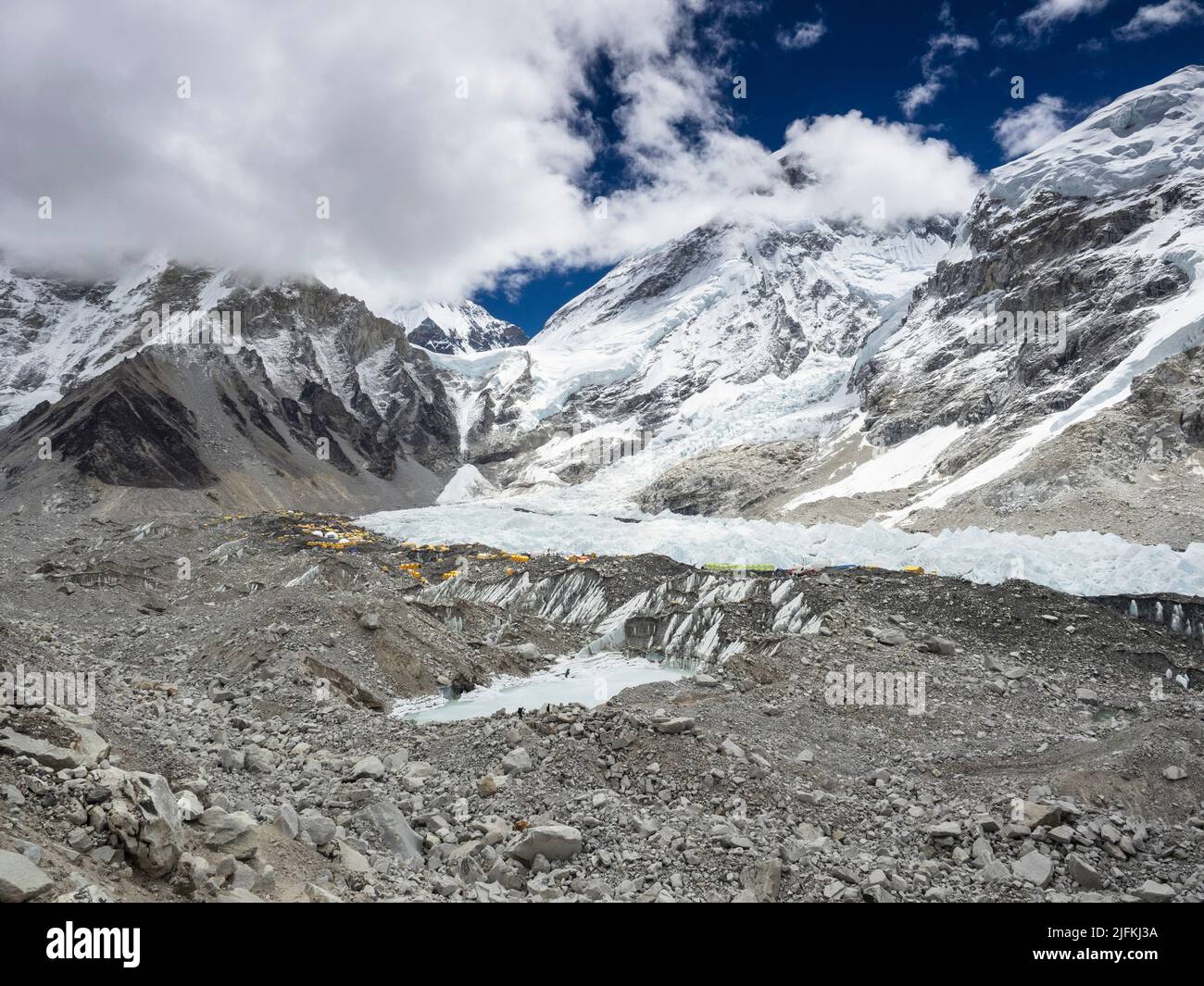 Tief-Mai-Wolken umhüllen die Gipfel über den farbigen Zelten des Everest-Basislagers, die sich am Rande des Khumbu-Eisbruchs befinden Stockfoto