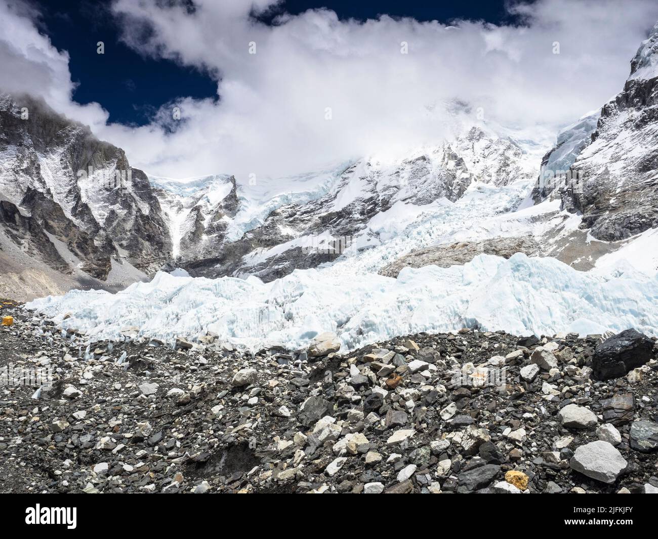 Mai Wolken umhüllen die hohen Gipfel über dem Khumbu-Eisbruch in der Nähe des Everest Base Camp, Nepal Stockfoto