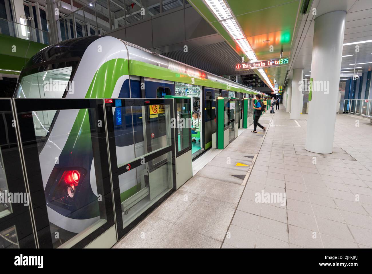 Taichung City, Taiwan - 3. Juli 2022 : Taichung MRT Metro System Grüne Linie Zug-Haltestelle an der Shui-an Temple U-Bahn-Station Bahnsteig Türen. Stockfoto