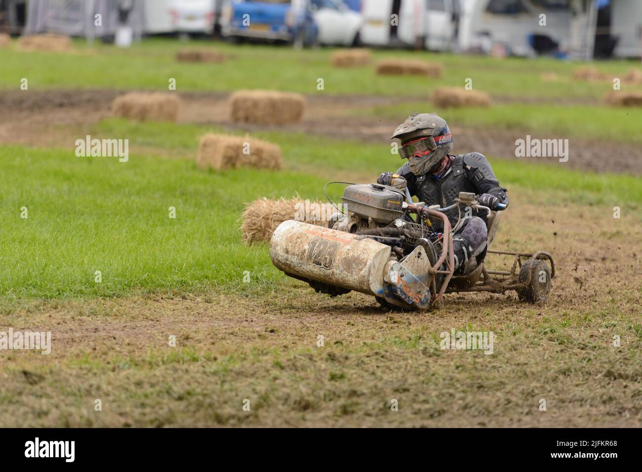 Heddington, Wiltshire, Großbritannien. 3.. Juli 2022. Rennbegeisterte treten 2022 bei der Lawn Mower Racing World Championship an. Die jährliche zweitägige Veranstaltung wird von der British Lawn Mower Racing Association (BLMRA) organisiert und fand in diesem Jahr auf der Heddington & Stockley Steam Rally & County Fair in Wiltshire, Großbritannien, statt. Kredit: Alison Eckett / Alamy Stockfoto