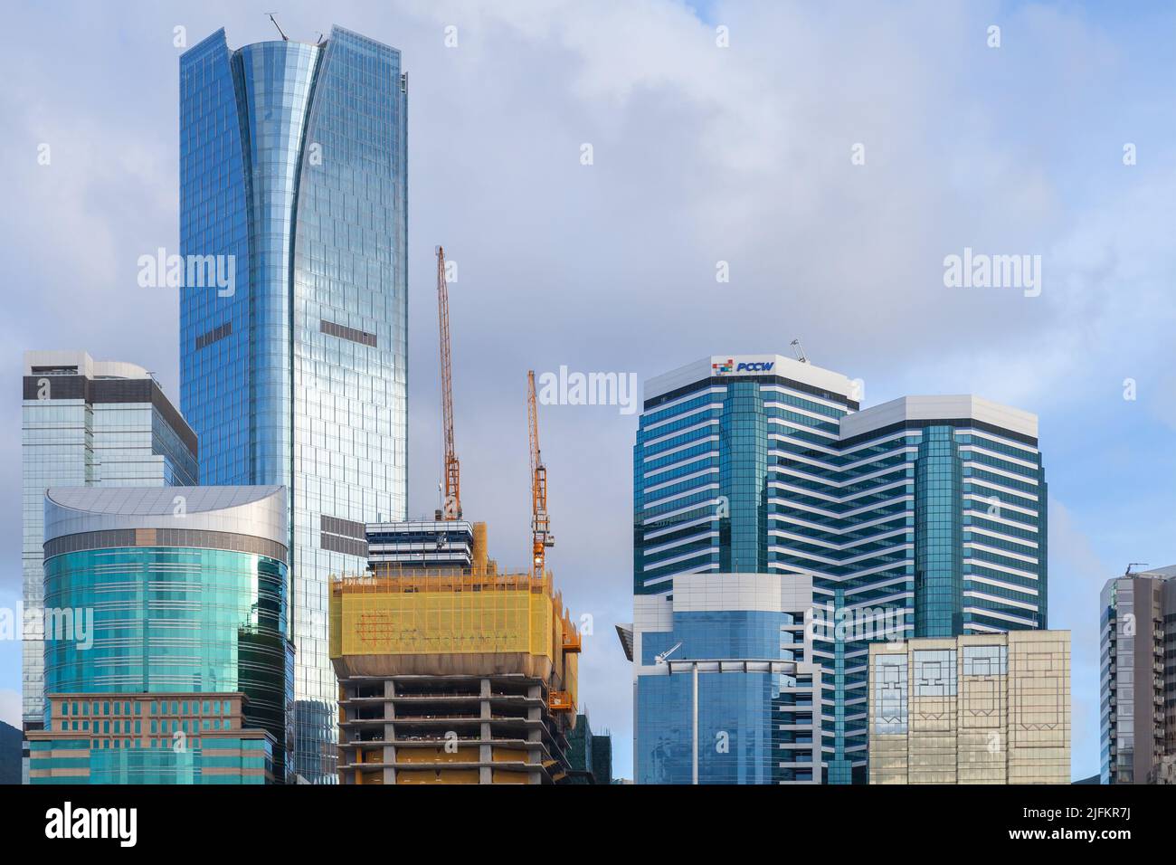 Hongkong - 10. Juli 2017: Die Skyline der Stadt Hongkong wird derzeit mit hohen Bürotürmen errichtet Stockfoto