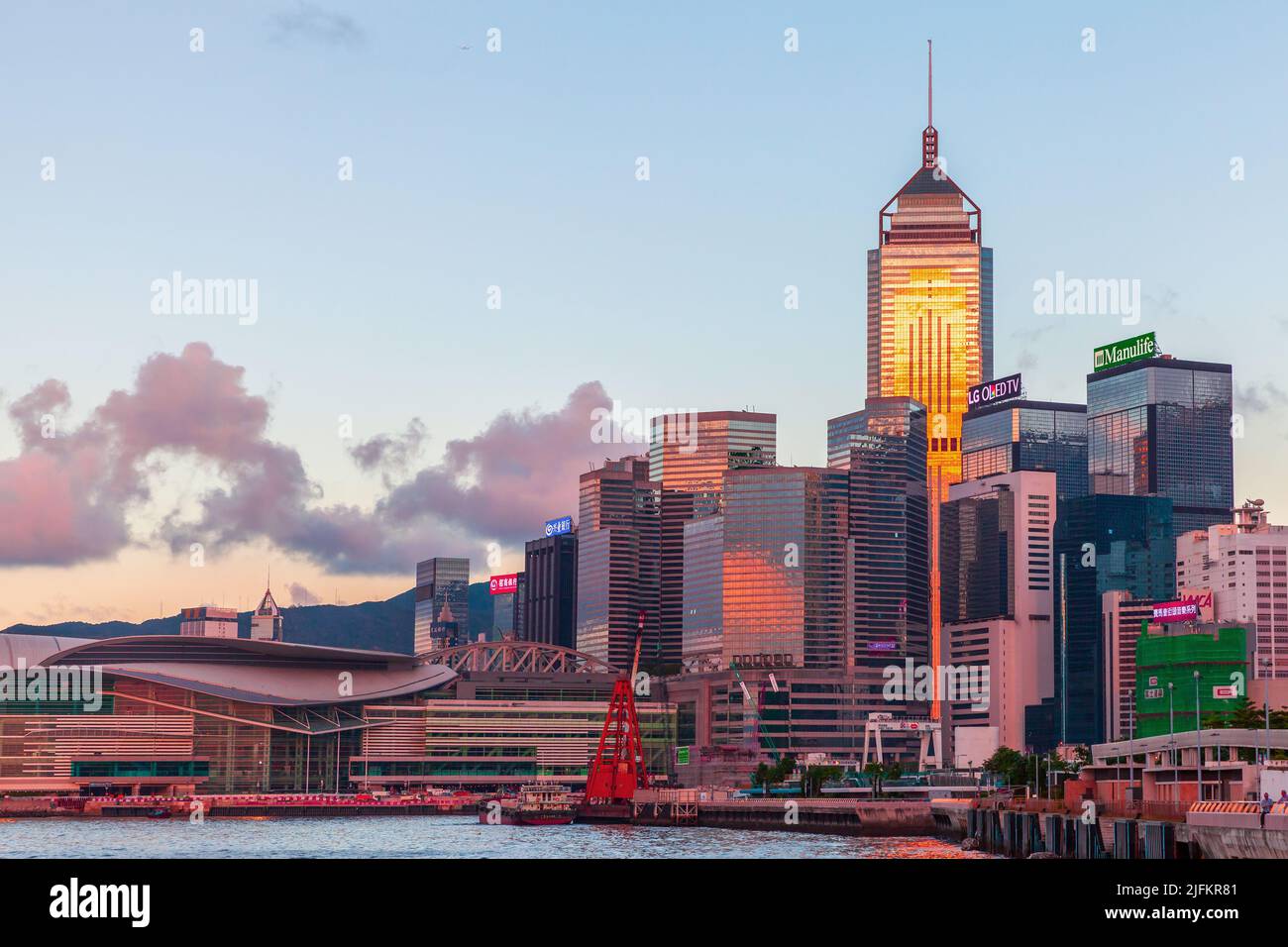 Hongkong - 11. Juli 2017: Central District of Hong Kong, Küstenfoto, aufgenommen an einem Sommerabend. Skyline mit hohen Bürogebäuden Stockfoto