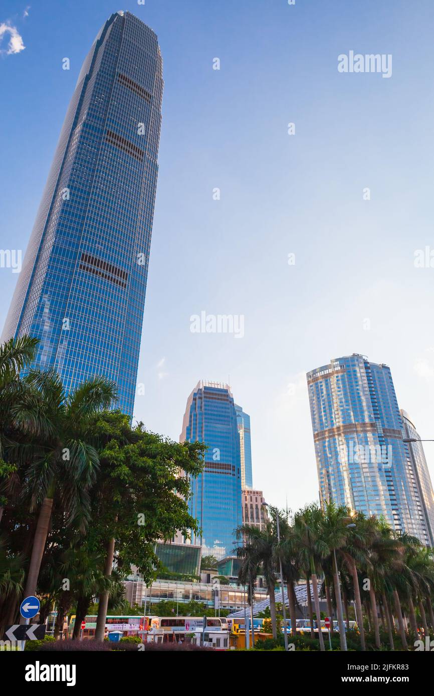 Hongkong - 11. Juli 2017: Straßenansicht der Stadt Hongkong mit Victoria Tower. Vertikales Foto Stockfoto