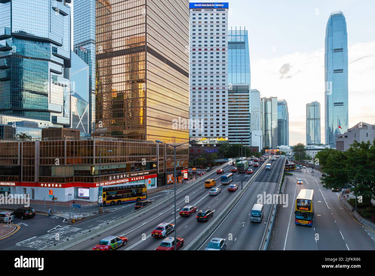 Hongkong - 11. Juli 2017: Straßenansicht der Stadt Hongkong. Connaught Rd Central Perspective Stockfoto