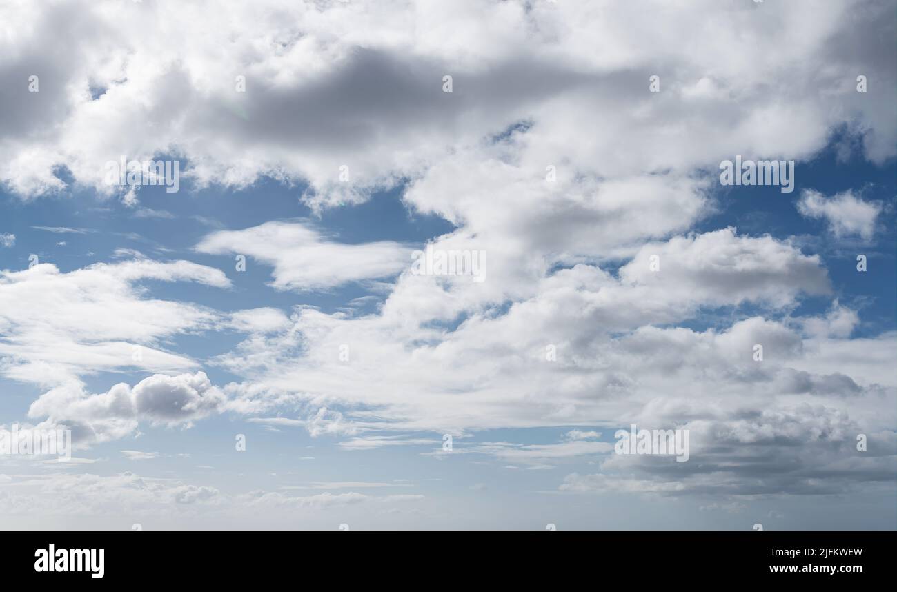 Schöner blauer Himmel mit Wolken am Sommertag, Himmel Ersatz Hintergrund Stockfoto