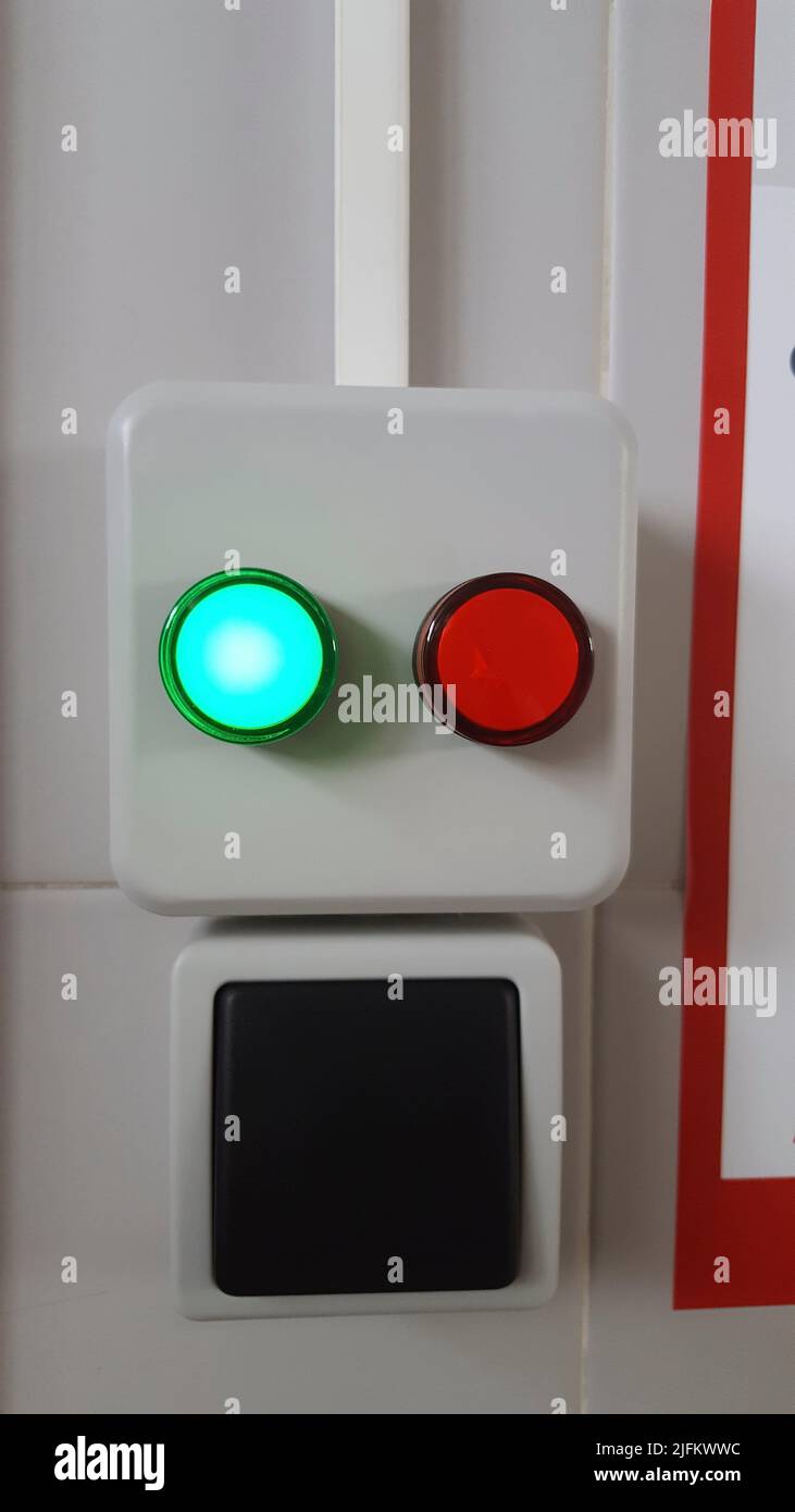 Schalter an der öffentlichen Toilette angebracht, um zu informieren, ob die IT belegt ist. Konzept der Hygienegewohnheiten während der Covid-19-Pandemie. Stockfoto